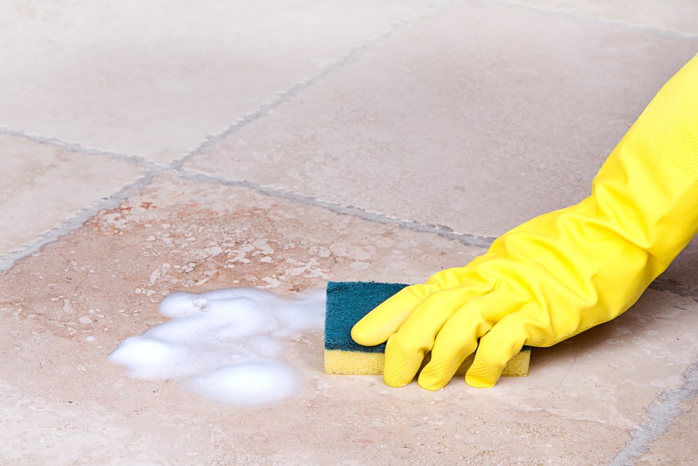 Carefully cleaning stone with a sponge and ph-neutral cleaning agent